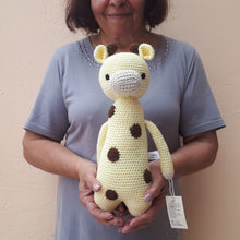 Cargar imagen en el visor de la galería, Jirafa tejida en crochet, hecha a mano por mayores de 50 años desde casa
